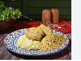 Püreli Kadınbudu Köfte + Makarna.........Kadın budu köftenin yan ınada makarnamı olurmuş demeyin siz deneyın bakı n ne harika olmuş....